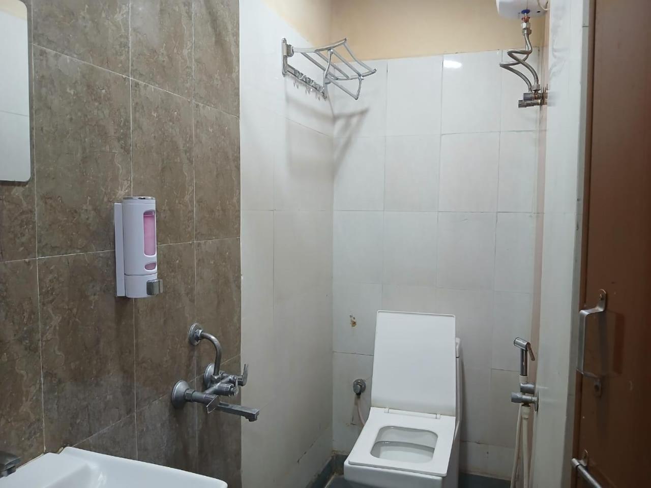 Blossoms Room Holiday Inn- Lakdikapul Haydarabad Dış mekan fotoğraf