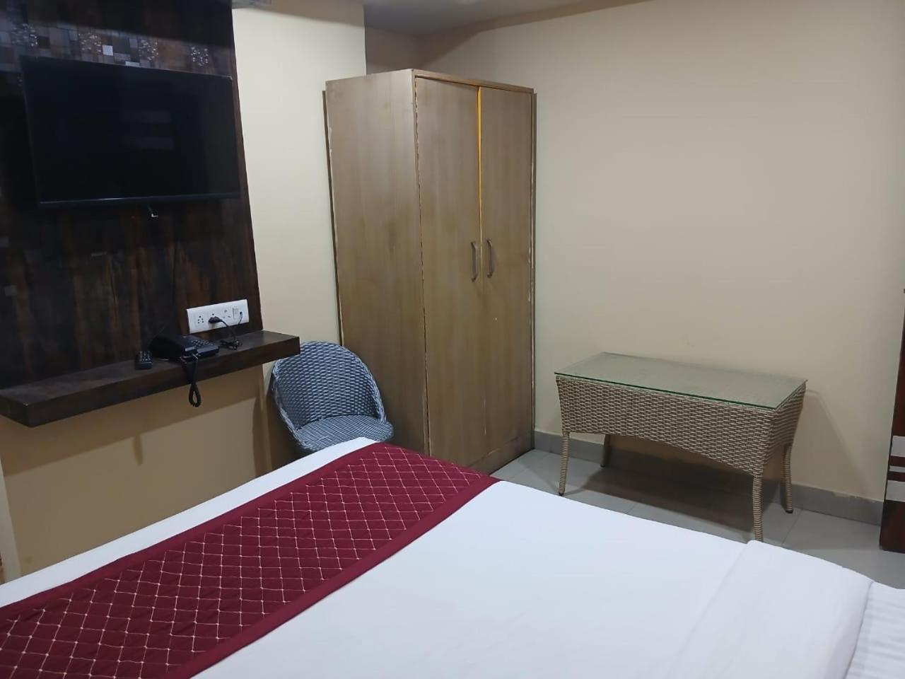 Blossoms Room Holiday Inn- Lakdikapul Haydarabad Dış mekan fotoğraf