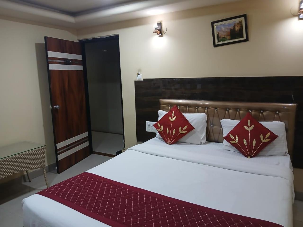 Blossoms Room Holiday Inn- Lakdikapul Haydarabad Dış mekan fotoğraf