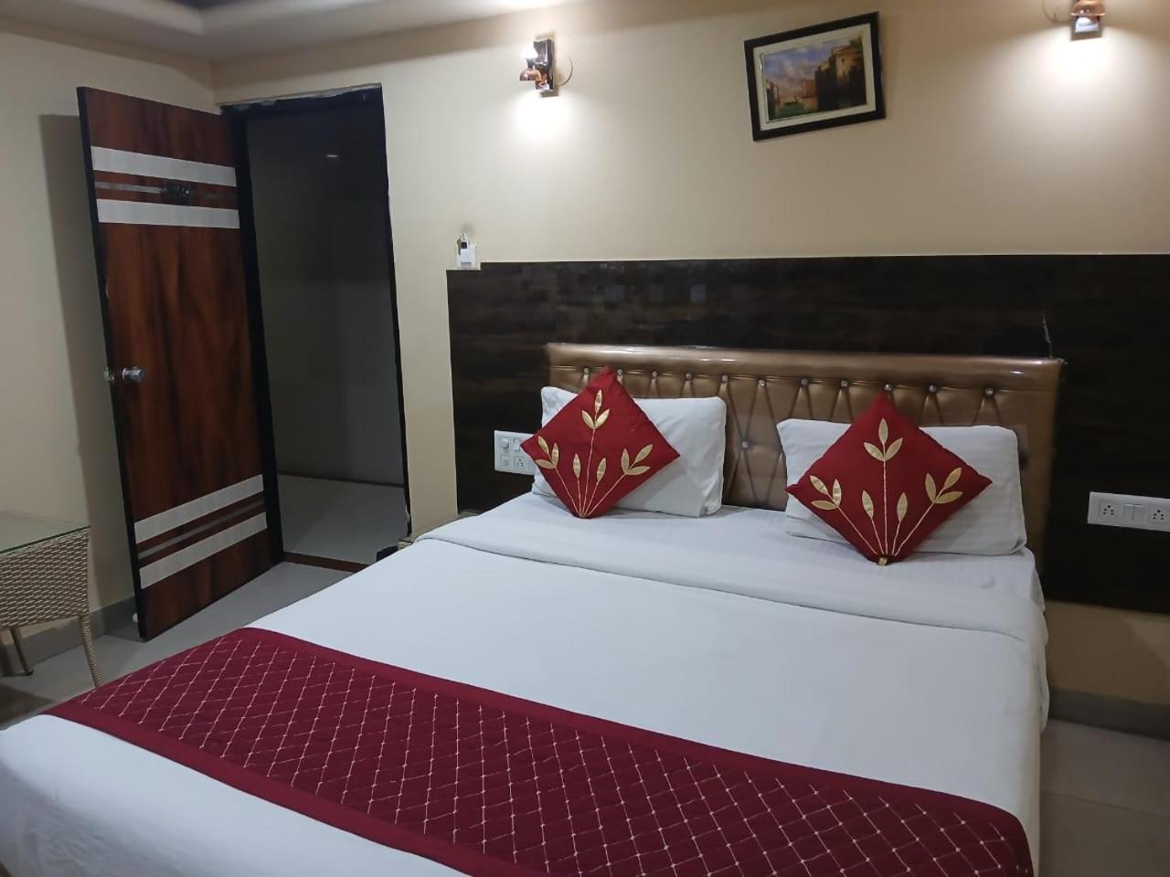Blossoms Room Holiday Inn- Lakdikapul Haydarabad Dış mekan fotoğraf